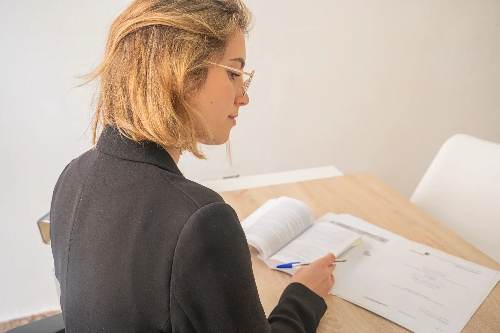 Miriam Acerete studying an inheritance file